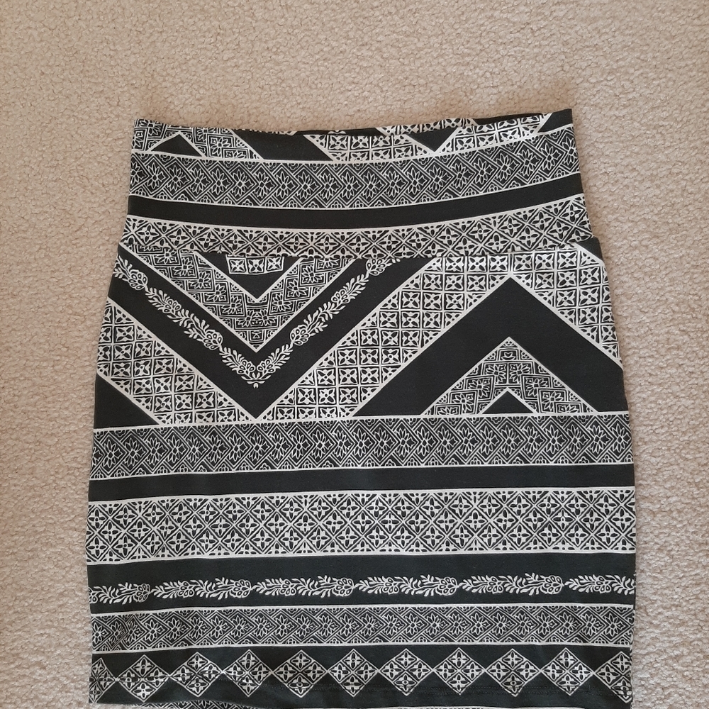 Charlotte Russe Mini Stretch patterned bodycon Green Whitr skirt. Size M.